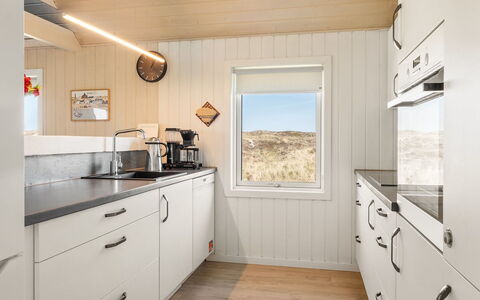 Flugha - 190M from the Sea: Madera Dura, Manchas De Madera, Cocina