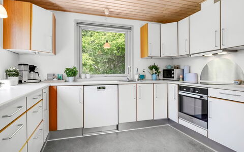 Flor - 900M from the Sea: Cocina, Aparato De Cocina, Electrodoméstico, Mostrador, Diseño De Interiores, Piso, Fregadero, Techo, Casa, Gabinetes