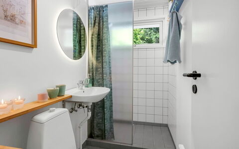 Flor - 900M from the Sea: Arreglo De Tubería, Baño, Diseño De Interiores, Asiento Del Baño, Baño, Piso, Suelo, Plomería, Lavabo, Casa