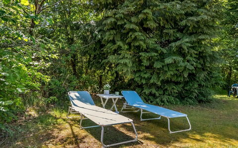 Flor - 900M from the Sea: Mueble, Mueble Para Exteriores, Cobertura Del Suelo, Silla, Sombra, Sunlounger, Jardín, Luz De Sol, Césped, Banco Al Aire Libre
