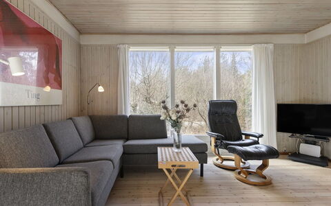 Ursula - 7Km from the Sea: Mueble, Madera, Piso, Suelo, Sala, Diseño De Interiores, Sofá, Casa, Suelos De Madera