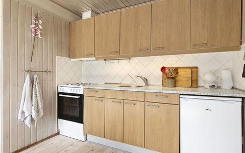 Ursula - 7Km from the Sea: Piso, Cocina, Madera, Mostrador, Aparato De Cocina, Suelo, Electrodoméstico, Diseño De Interiores, Gabinetes, Lavabo