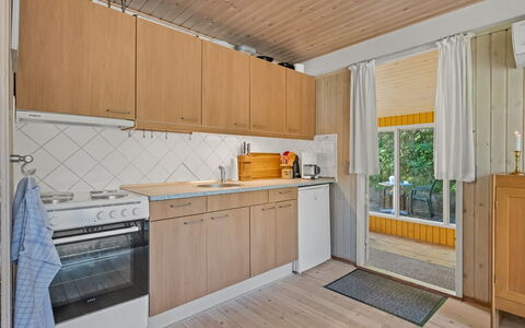 Ursula - 7Km from the Sea: Cocina, Piso, Aparato De Cocina, Madera, Electrodoméstico, Mostrador, Diseño De Interiores, Suelo, Suelos De Madera, Techo