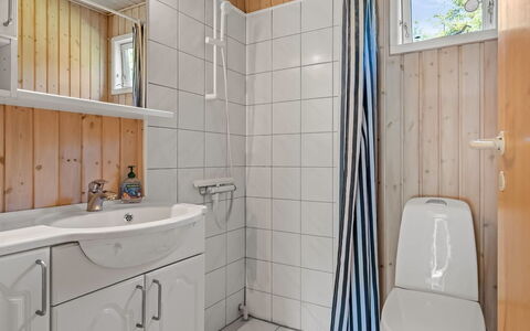 Ursula - 7Km from the Sea: Madera, Piso, Arreglo De Tubería, Lavabo, Suelo, Lavabo Del Baño, Diseño De Interiores, Grifo, Plomería, Baño