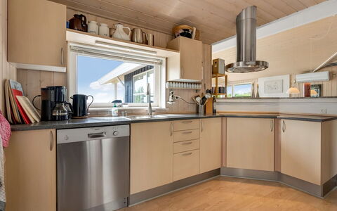 Adelinde - 300M from the Sea: Cocina, Mostrador, Aparato De Cocina, Piso, Diseño De Interiores, Madera, Gabinetes, Mueble, Electrodoméstico, Suelo