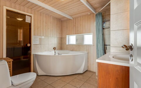 Adelinde - 300M from the Sea: Piso, Suelo, Arreglo De Tubería, Baño, Diseño De Interiores, Lavabo Del Baño, Lavabo, Madera, Techo, Grifo