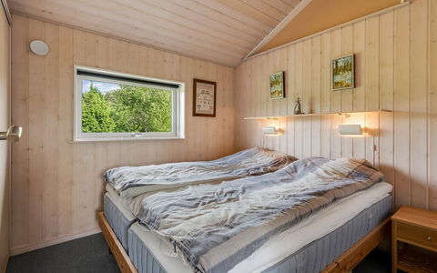 Adelinde - 300M from the Sea: Madera, Habitación, Casa, Madera Dura, Techo, Manchas De Madera, Marco De La Cama, Cuarto De Troncos, Tablón, Cama