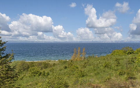 Adelinde - 300M from the Sea: Cielo, Azul, Nube, Tiempo De Día, Horizonte, Vegetación, Mar, Ecorregión, Verano, Cúmulo