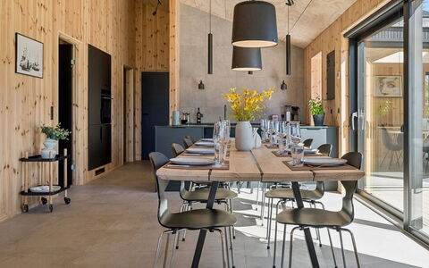 Ania - 500M from the Sea: Mueble, Madera, Cocina Y Comedor Mesa, Silla, Diseño De Interiores, Piso, Comedor, Mesa, Techo, Suelo