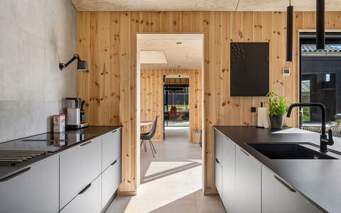 Ania - 500M from the Sea: Cocina, Mostrador, Madera, Piso, Aparato De Cocina, Diseño De Interiores, Suelo, Mueble, Gabinetes, Lámpara