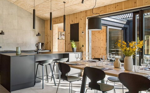 Ania - 500M from the Sea: Mueble, Cocina, Diseño De Interiores, Mostrador, Piso, Silla, Madera, Cocina Y Comedor Mesa, Lámpara, Techo