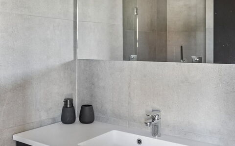 Ania - 500M from the Sea: Arreglo De Tubería, Pared, Piso, Baño, Suelo, Lavabo, Lavabo Del Baño, Grifo, Diseño De Interiores, Plomería