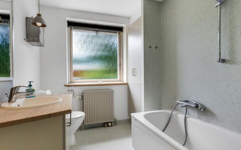 Ulv - from the Sea: Pared, Arreglo De Tubería, Piso, Diseño De Interiores, Baño, Grifo, Bañera, Techo, Suelo, Plomería