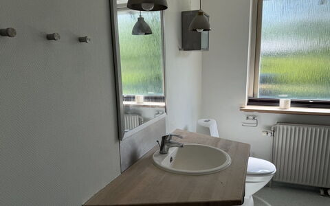Ulv - from the Sea: Lavabo Del Baño, Arreglo De Tubería, Lavabo, Diseño De Interiores, Grifo, Baño, Plomería, Piso, Suelo, Habitación
