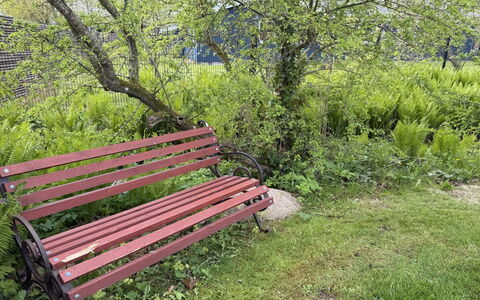 Ulv - from the Sea: Banco Al Aire Libre, Mueble, Mueble Para Exteriores, Banco, Verde, Madera, Cobertura Del Suelo, Jardín