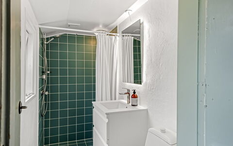 Volmer - 500M from the Sea: Pared, Arreglo De Tubería, Piso, Baño, Diseño De Interiores, Suelo, Techo, Plomería, Lavabo, Grifo