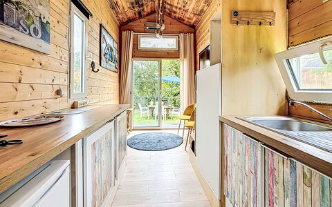 Tiny House: Mueble, Habitación, Cama, Suelo, Lecho, Departamento, Diseño De Interiores, Piso, Sábana, Marco De La Cama