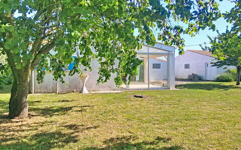Les Tamarix: Mueble, Habitación, Cama, Suelo, Lecho, Departamento, Diseño De Interiores, Piso, Sábana, Marco De La Cama