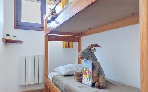 Turquoise: Mueble, Habitación, Cama, Suelo, Lecho, Departamento, Diseño De Interiores, Piso, Sábana, Marco De La Cama