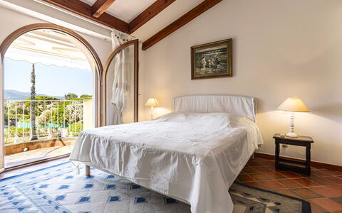Bleu Isolella: Mueble, Diseño De Interiores, Cama, Piso, Suelo, Habitación, Madera, Habitación, Techo, Sábana