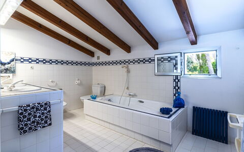 Bleu Isolella: Arreglo De Tubería, Piso, Diseño De Interiores, Bañera, Suelo, Techo, Grifo, Plomería, Baño, Loseta
