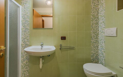 Ciasina Alpina: Baño, Pared, Arreglo De Tubería, Piso, Lavabo Del Baño, Diseño De Interiores, Suelo, Plomería, Grifo, Lavabo