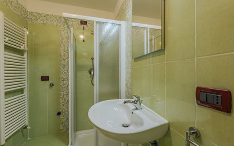 Ciasina Alpina: Diseño De Interiores, Pared, Lavabo Del Baño, Arreglo De Tubería, Suelo, Piso, Baño, Lavabo, Habitación, Grifo