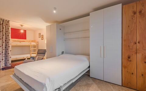 Ciasina Alpina: Mueble, Madera, Diseño De Interiores, Piso, Suelo, Habitación, Cama, Habitación, Techo, Departamento