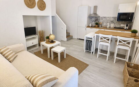Porto Luna 1: Mueble, Diseño De Interiores, Piso, Suelo, Madera, Habitación, Sala, Sofá, Suelos De Madera, Mesa