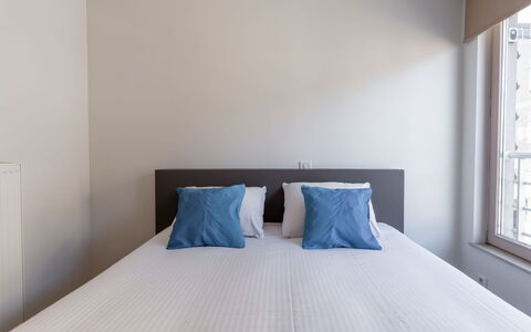 Chateau Novella: Suelo, Cama, Diseño De Interiores, Piso, Habitación, Pared, Sábana, Madera, Lecho, Linos
