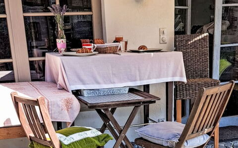 Alte Scheune: Mueble, Silla, Mueble Para Exteriores, Mesa, Mesa Al Aire Libre, Diseño De Interiores, Mimbre, Maceta, Mesa De Café, Cocina Y Comedor Mesa