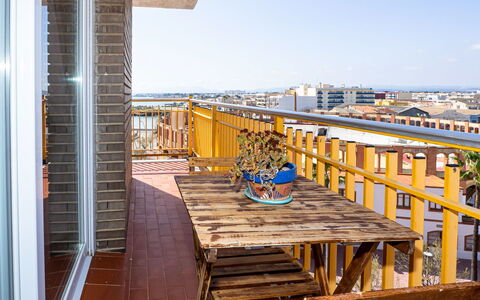 Puerto: Madera, Arquitectura, Departamento, Balcón, Barrio Residencial, Material Compuesto, Manchas De Madera, Pretil, Madera Dura, Condominio