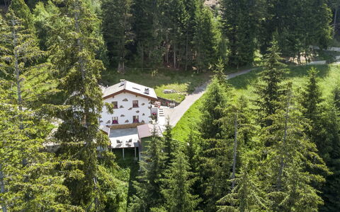 Chalet Ralon: Árbol, Bosque, Alerce, Cabaña, Hill Station, Hojas Perennes, Los Bosques De Coníferas Tropicales Y Subtropicales, Pueblo De Montaña