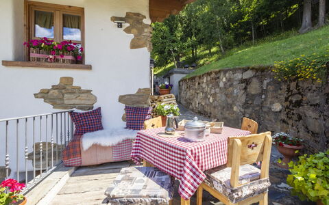 Chalet Ralon: Mueble, Silla, Mueble Para Exteriores, Cabaña, Maceta, Planta De Casa, Mesa Al Aire Libre, Jardín, Cocina Y Comedor Mesa, Patio