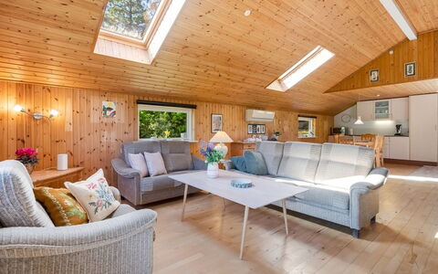 Godwin - 800M from the Sea: Madera, Diseño De Interiores, Techo, Casa, Cabaña, Mueble, Habitación, Sala, Madera Dura, Lámpara