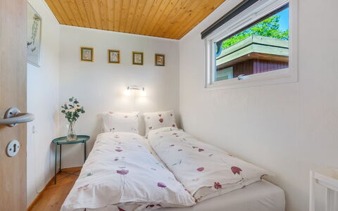 Godwin - 800M from the Sea: Pared, Madera, Diseño De Interiores, Piso, Habitación, Suelo, Techo, Cama, Mueble, Casa