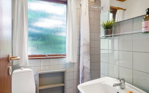 Kaija - from the Sea: Baño, Lavabo Del Baño, Arreglo De Tubería, Diseño De Interiores, Piso, Suelo, Lavabo, Grifo, Plomería, Habitación
