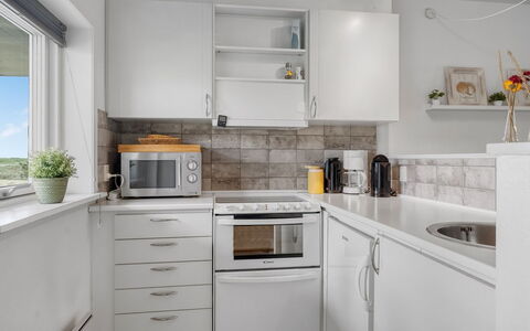 Enwald - 100M from the Sea: Aparato De Cocina, Cocina, Mostrador, Electrodoméstico, Gabinetes, Electrodoméstico, Diseño De Interiores, Piso, Techo, Mueble