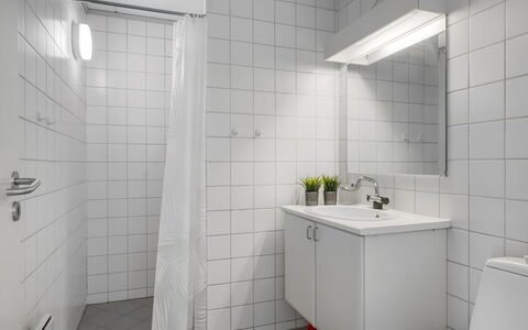 Enwald - 100M from the Sea: Pared, Piso, Suelo, Diseño De Interiores, Arreglo De Tubería, Techo, Plomería, Lavabo, Baño, Material Compuesto