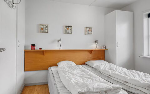 Enwald - 100M from the Sea: Cama, Habitación, Pared, Sábana, Diseño De Interiores, Lecho, Piso, Suelo, Mueble, Techo