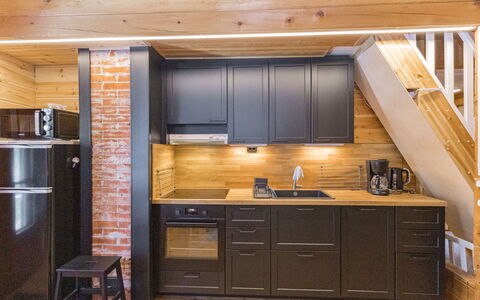 Veramukka B1: Madera, Cocina, Piso, Diseño De Interiores, Suelo, Mueble, Mostrador, Aparato De Cocina, Gabinetes, Habitación