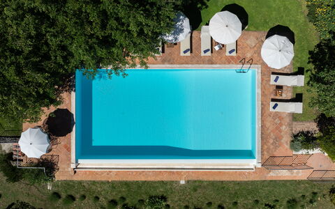 Villa Santa Barbara: Piscina, Azul, Agua, Mueble Para Exteriores, Recurso, Thermae, Material Compuesto, Sunlounger, Eco Hotel, Ocio