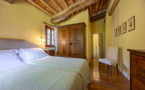 Villa Santa Barbara, Pool and Relax, Siena Country: Diseño De Interiores, Mueble, Cama, Casa, Techo, Casa, Habitación, Habitación, Marco De La Cama, Sábana