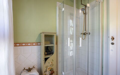 Villa Santa Barbara, Pool and Relax, Siena Country: Arreglo De Tubería, Diseño De Interiores, Baño, Suelo, Piso, Plomería, Habitación, Puerta, Grifo, Ducha