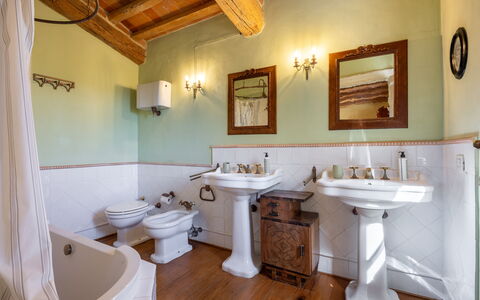 Villa Santa Barbara, Pool and Relax, Siena Country: Arreglo De Tubería, Diseño De Interiores, Lavabo Del Baño, Baño, Piso, Grifo, Lavabo, Plomería, Encendiendo, Suelo