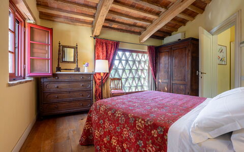 Villa Santa Barbara, Pool and Relax, Siena Country: Mueble, Pared, Casa, Cama, Diseño De Interiores, Piso, Linos, Habitación, Casa, Sábana
