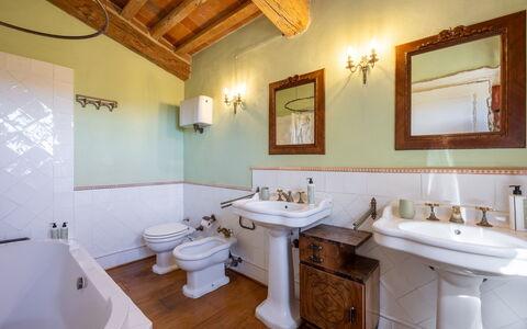 Villa Santa Barbara, Pool and Relax, Siena Country: Arreglo De Tubería, Diseño De Interiores, Baño, Piso, Grifo, Lavabo Del Baño, Plomería, Lavabo, Techo, Suelo