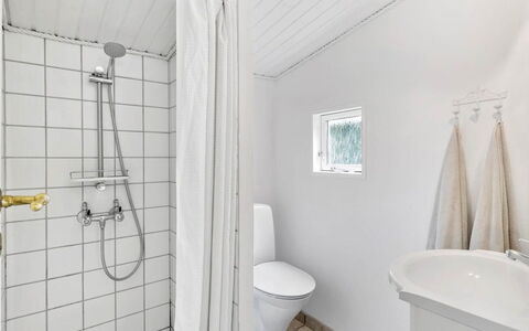 Ami - 850M from the Sea: Piso, Suelo, Arreglo De Tubería, Baño, Baño, Plomería, Techo, Material Compuesto, Asiento Del Baño, Loseta