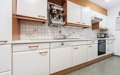Wiesenhof: Cocina, Aparato De Cocina, Electrodoméstico, Mostrador, Fregadero, Lavabo, Gabinetes, Grifo, Arreglo De Tubería, Estufa De Cocina