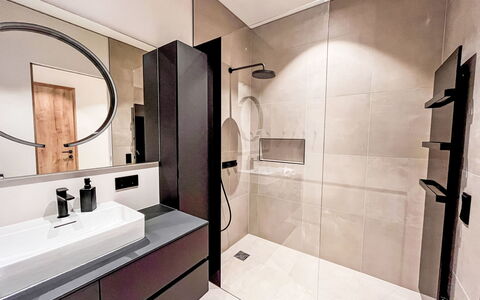 Apartment Places2Be: Piso, Diseño De Interiores, Suelo, Baño, Arreglo De Tubería, Espejo, Mueble De Baño, Plomería, Techo, Loseta